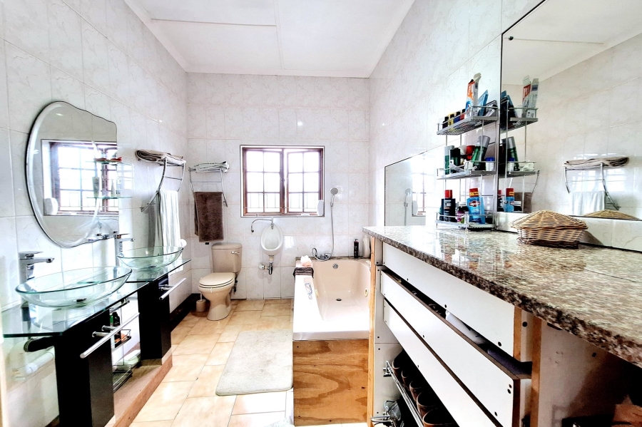 6 Bedroom Property for Sale in Winklespruit KwaZulu-Natal