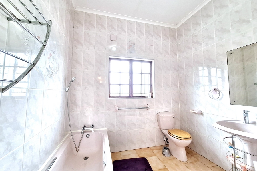 6 Bedroom Property for Sale in Winklespruit KwaZulu-Natal