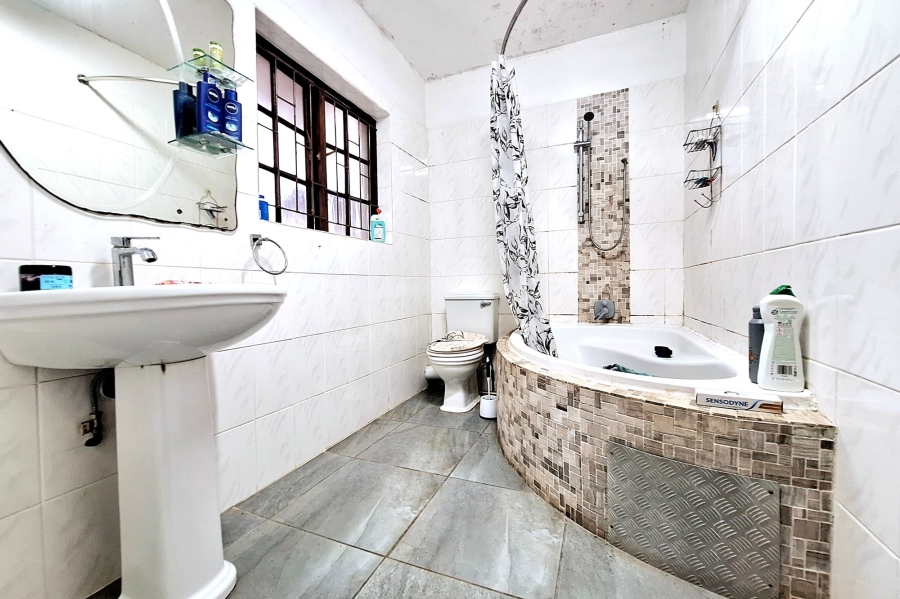 6 Bedroom Property for Sale in Winklespruit KwaZulu-Natal