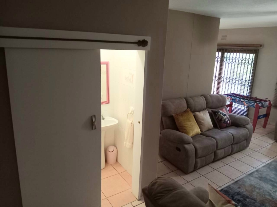 3 Bedroom Property for Sale in Uvongo KwaZulu-Natal