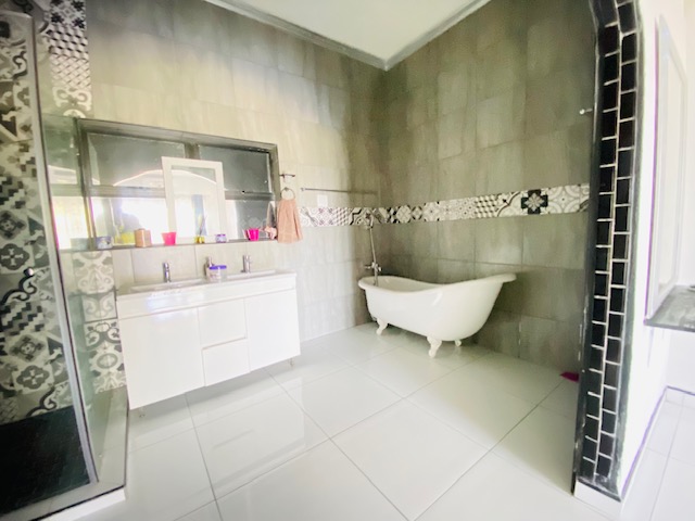 4 Bedroom Property for Sale in Meer En See KwaZulu-Natal