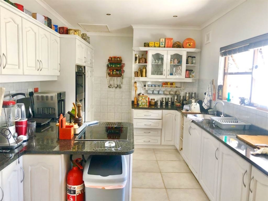 5 Bedroom Property for Sale in Umtentweni KwaZulu-Natal