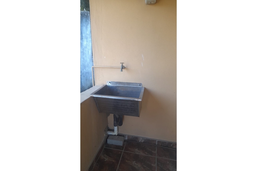 To Let 2 Bedroom Property for Rent in Malvern KwaZulu-Natal