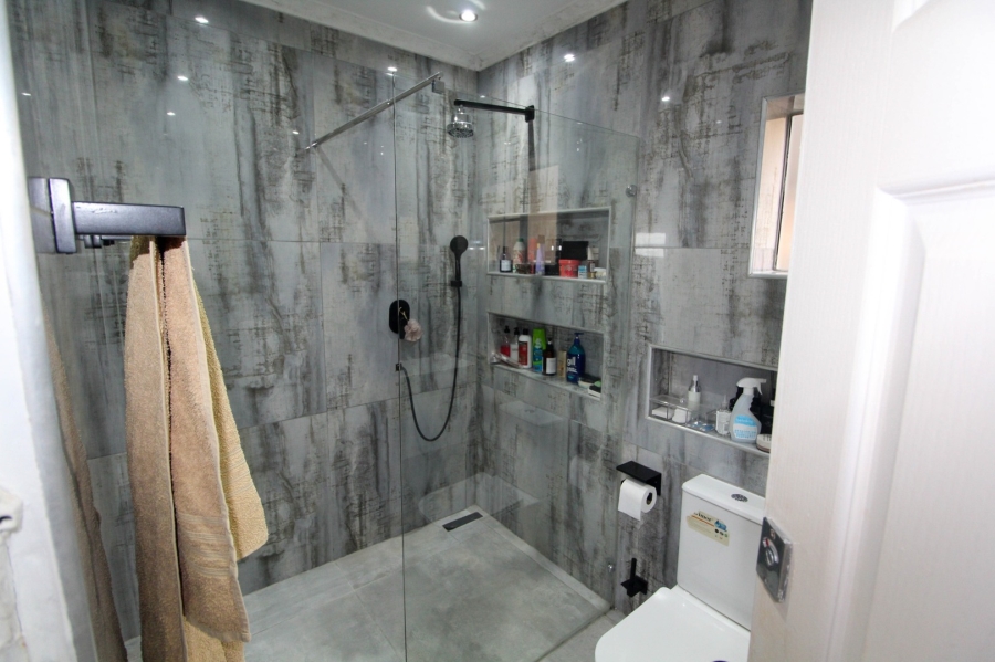 2 Bedroom Property for Sale in Brighton Beach KwaZulu-Natal