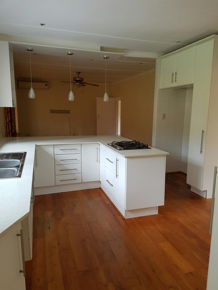 To Let 4 Bedroom Property for Rent in Kloof KwaZulu-Natal