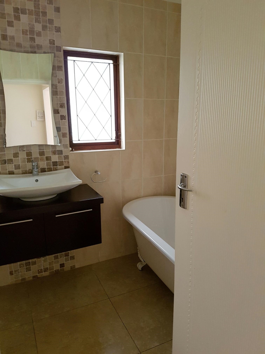 To Let 4 Bedroom Property for Rent in Kloof KwaZulu-Natal