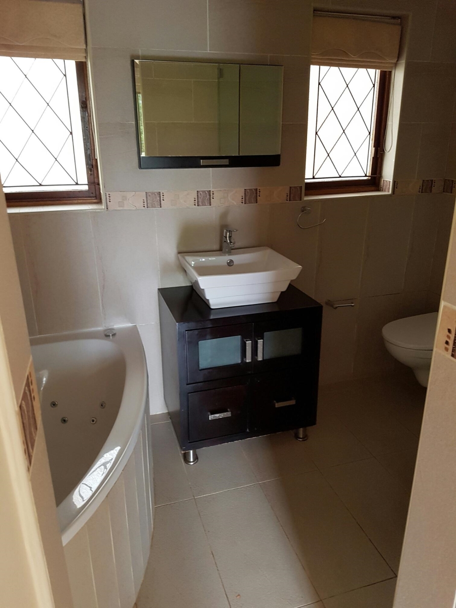 To Let 4 Bedroom Property for Rent in Kloof KwaZulu-Natal