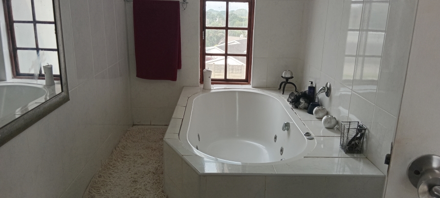 5 Bedroom Property for Sale in Uvongo KwaZulu-Natal