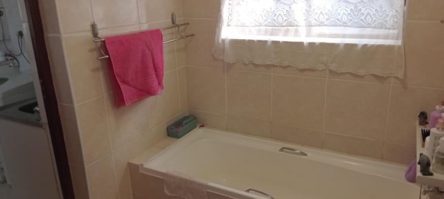 5 Bedroom Property for Sale in Uvongo KwaZulu-Natal