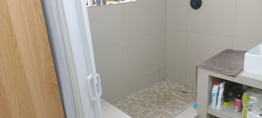 5 Bedroom Property for Sale in Uvongo KwaZulu-Natal