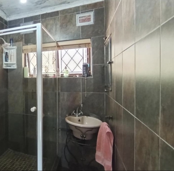 4 Bedroom Property for Sale in Amanzimtoti KwaZulu-Natal