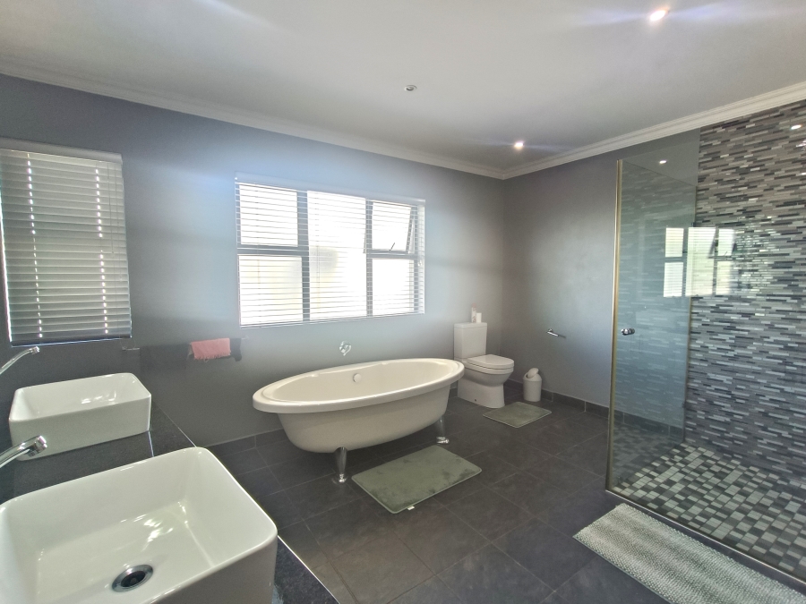 To Let 4 Bedroom Property for Rent in Mzingazi Golf Estate KwaZulu-Natal