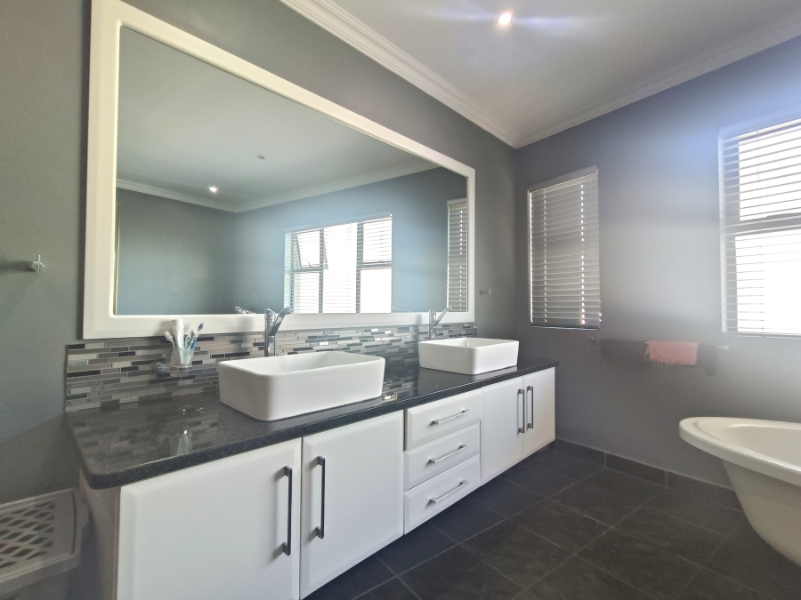 To Let 4 Bedroom Property for Rent in Mzingazi Golf Estate KwaZulu-Natal