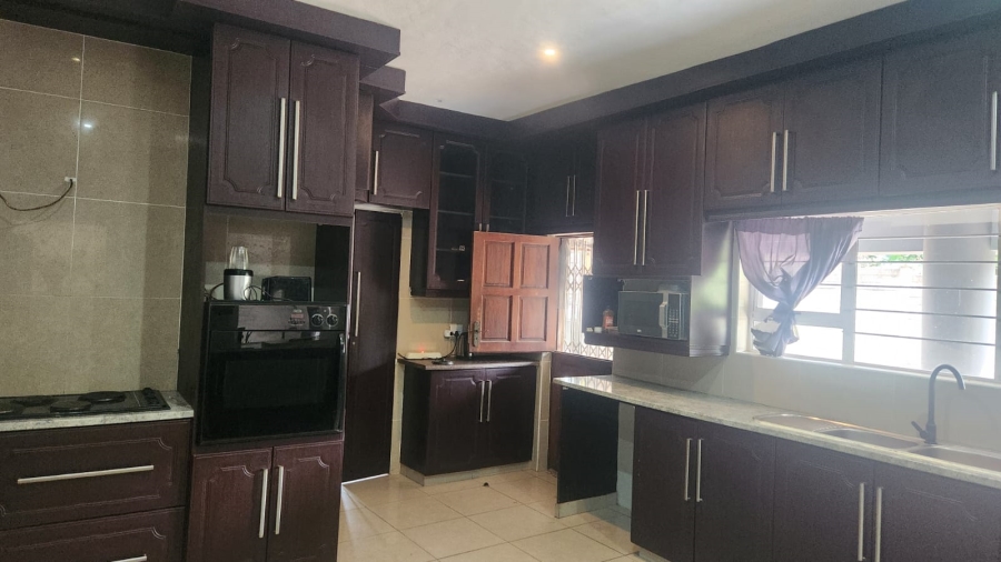 6 Bedroom Property for Sale in Umtentweni KwaZulu-Natal