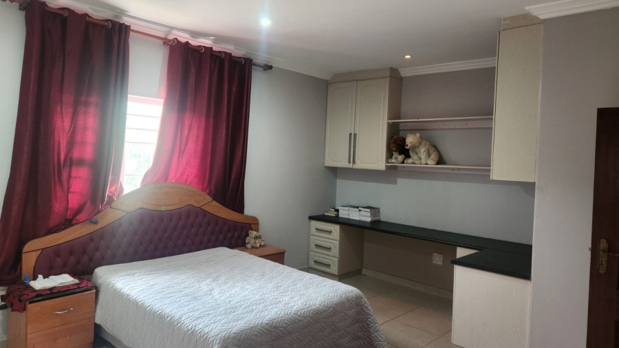 6 Bedroom Property for Sale in Umtentweni KwaZulu-Natal