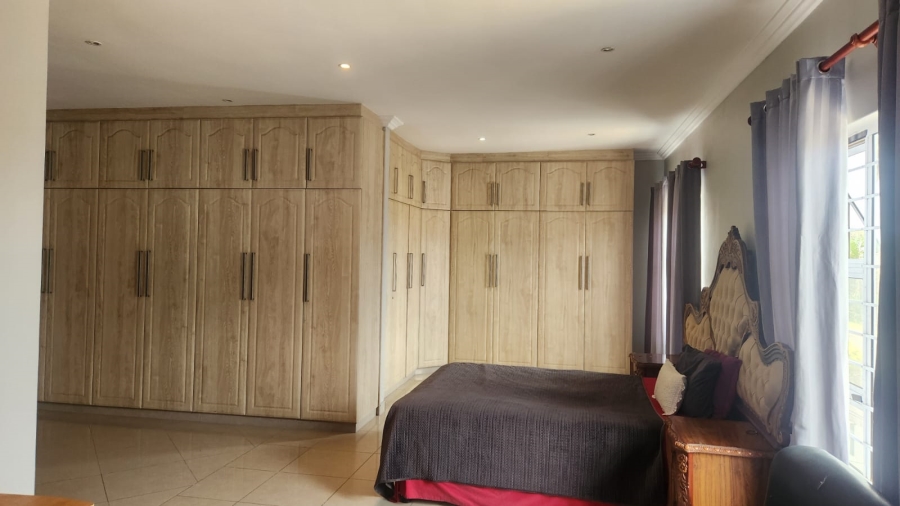 6 Bedroom Property for Sale in Umtentweni KwaZulu-Natal
