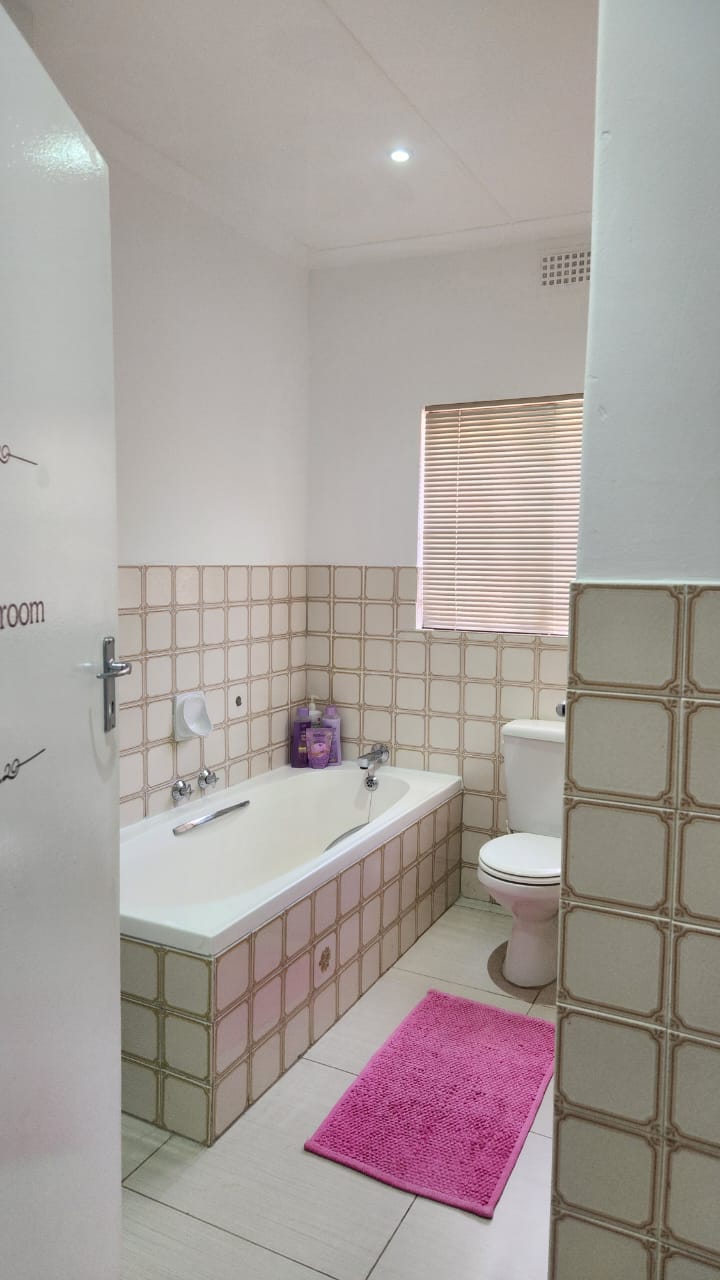 6 Bedroom Property for Sale in Glenmore KwaZulu-Natal
