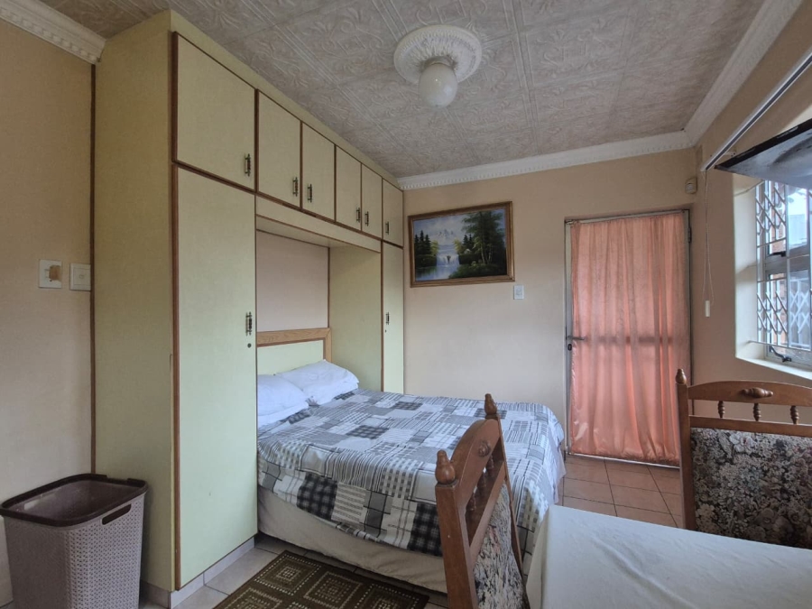 8 Bedroom Property for Sale in Tinley Manor KwaZulu-Natal