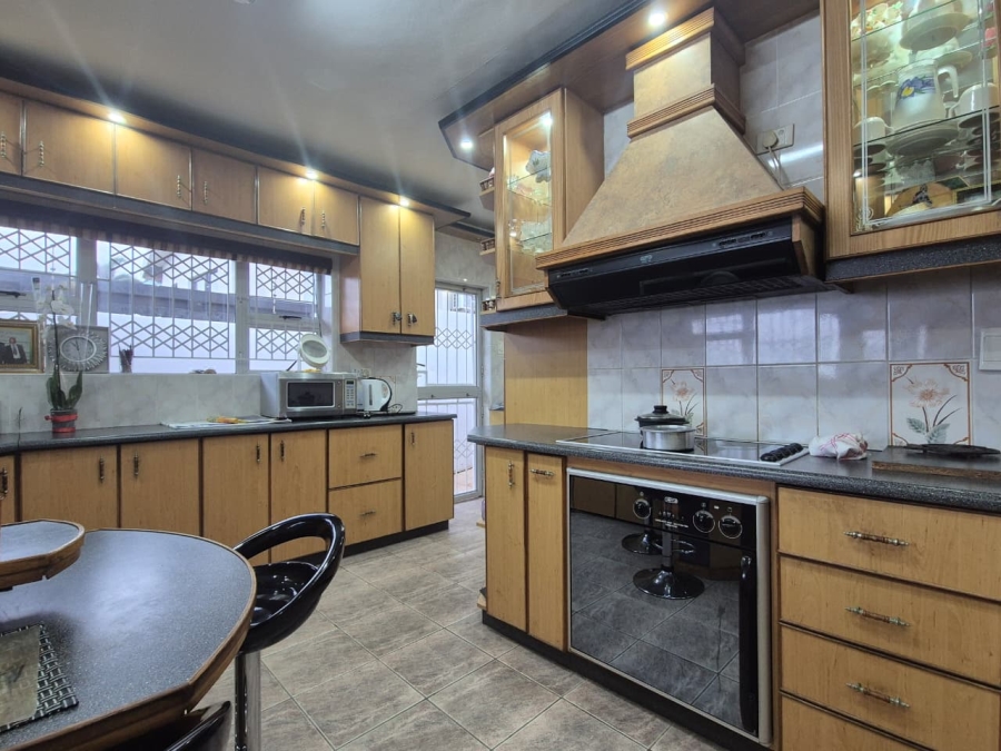8 Bedroom Property for Sale in Tinley Manor KwaZulu-Natal