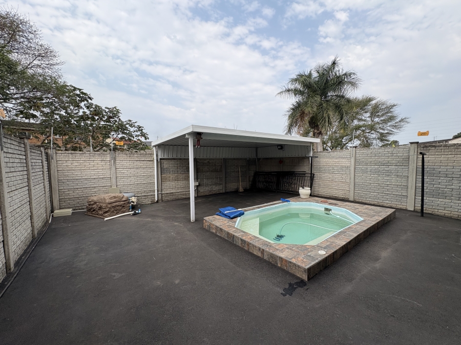 To Let 3 Bedroom Property for Rent in Northcroft KwaZulu-Natal