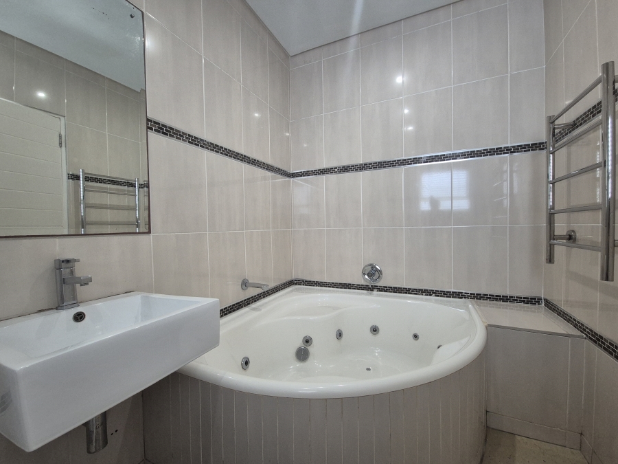 5 Bedroom Property for Sale in Tinley Manor KwaZulu-Natal
