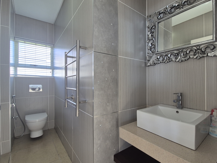 5 Bedroom Property for Sale in Tinley Manor KwaZulu-Natal