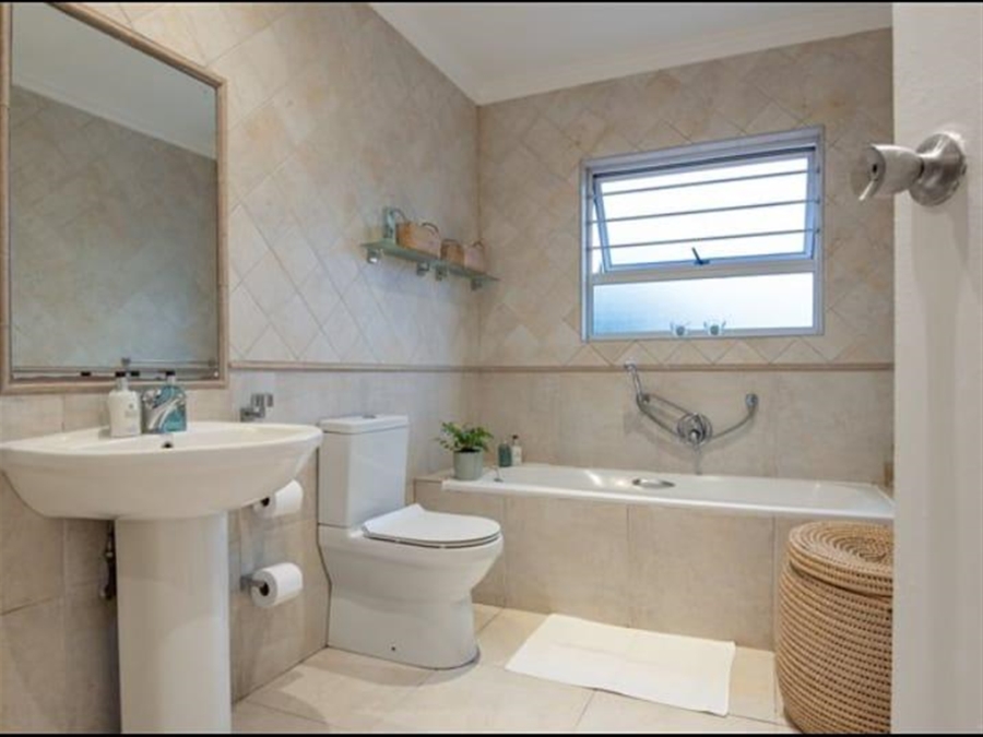 To Let 4 Bedroom Property for Rent in Shakas Rock KwaZulu-Natal