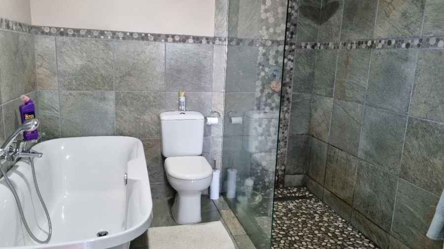 5 Bedroom Property for Sale in Mountain Homes KwaZulu-Natal