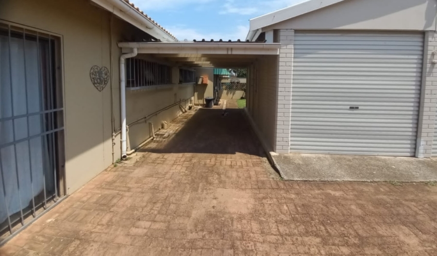 5 Bedroom Property for Sale in Uvongo KwaZulu-Natal