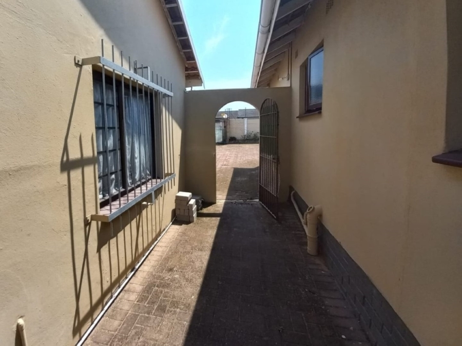 5 Bedroom Property for Sale in Uvongo KwaZulu-Natal