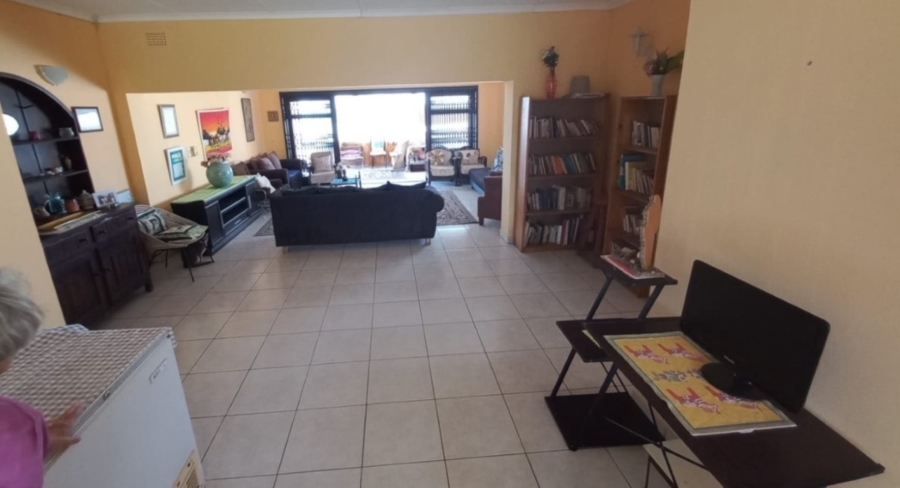 5 Bedroom Property for Sale in Uvongo KwaZulu-Natal