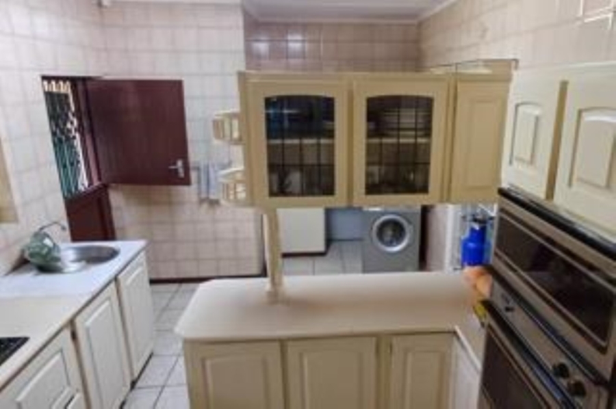 5 Bedroom Property for Sale in Uvongo KwaZulu-Natal