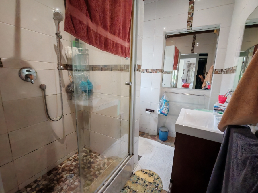 5 Bedroom Property for Sale in Cowies Hill KwaZulu-Natal