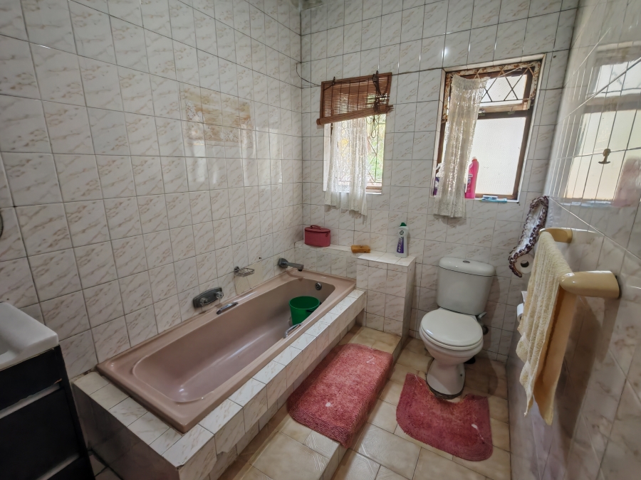 5 Bedroom Property for Sale in Cowies Hill KwaZulu-Natal