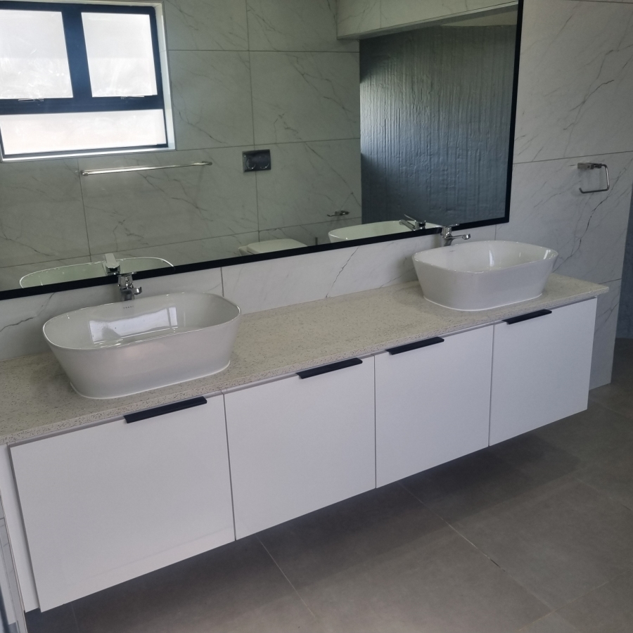 To Let 4 Bedroom Property for Rent in Umhlanga KwaZulu-Natal
