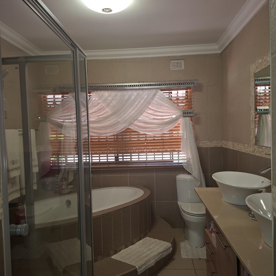 4 Bedroom Property for Sale in Meer En See KwaZulu-Natal