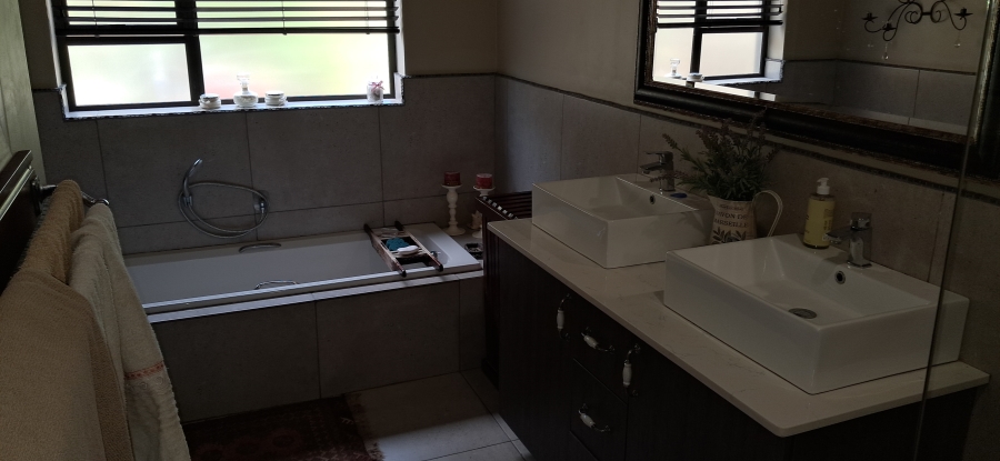 7 Bedroom Property for Sale in Signal Hill KwaZulu-Natal