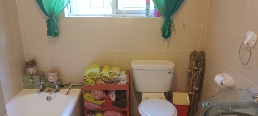 5 Bedroom Property for Sale in Uvongo KwaZulu-Natal