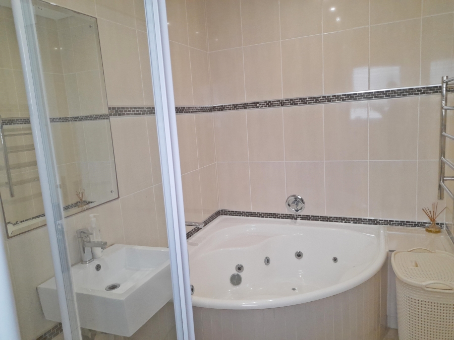 5 Bedroom Property for Sale in Tinley Manor KwaZulu-Natal