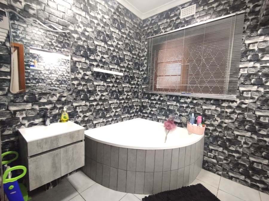 4 Bedroom Property for Sale in Ocean View KwaZulu-Natal