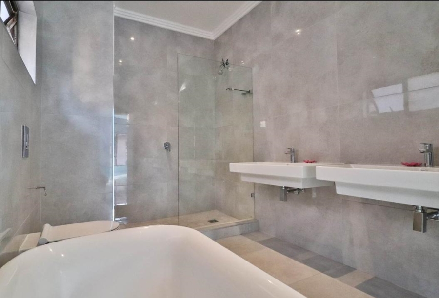 5 Bedroom Property for Sale in Izinga KwaZulu-Natal