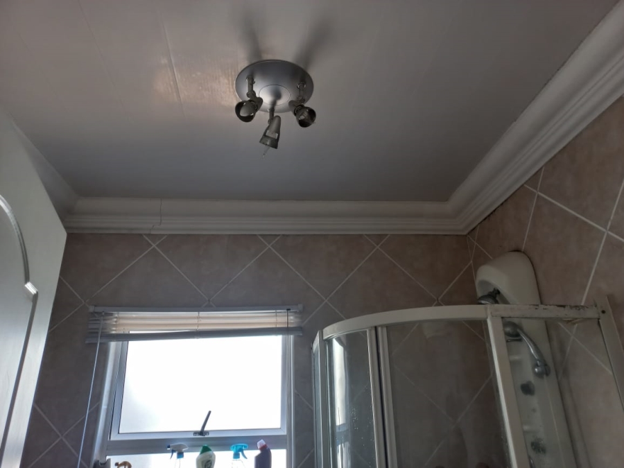 1 Bedroom Property for Sale in Uvongo KwaZulu-Natal