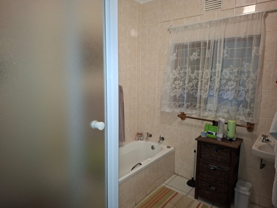 4 Bedroom Property for Sale in Port Edward KwaZulu-Natal