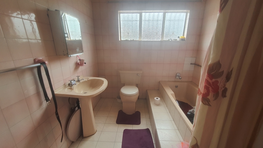 6 Bedroom Property for Sale in Lennoxton KwaZulu-Natal