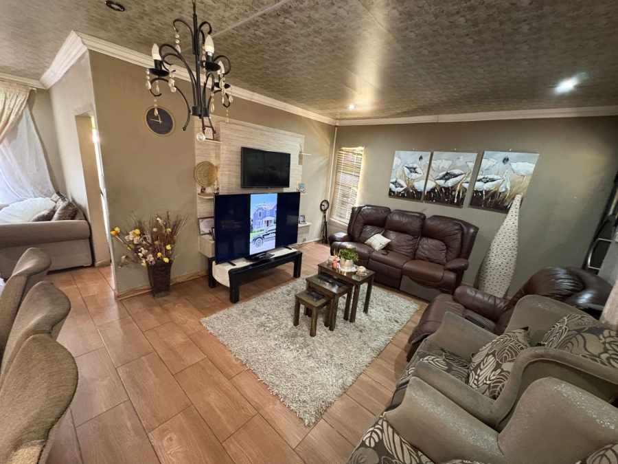 To Let 4 Bedroom Property for Rent in Amajuba Park KwaZulu-Natal