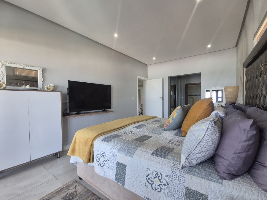 6 Bedroom Property for Sale in Tinley Manor KwaZulu-Natal