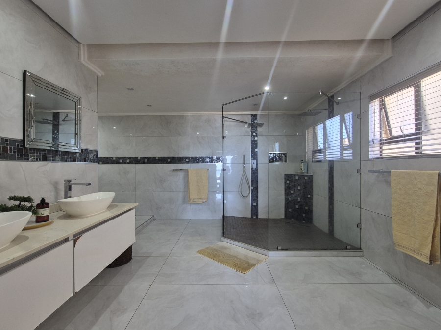 6 Bedroom Property for Sale in Tinley Manor KwaZulu-Natal