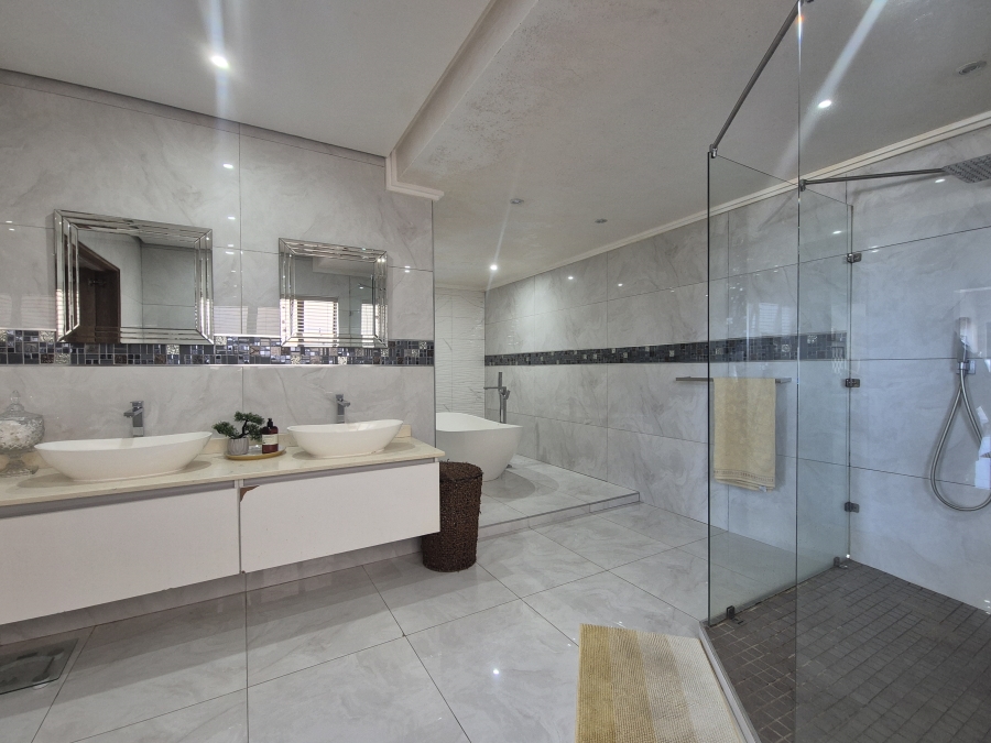 6 Bedroom Property for Sale in Tinley Manor KwaZulu-Natal