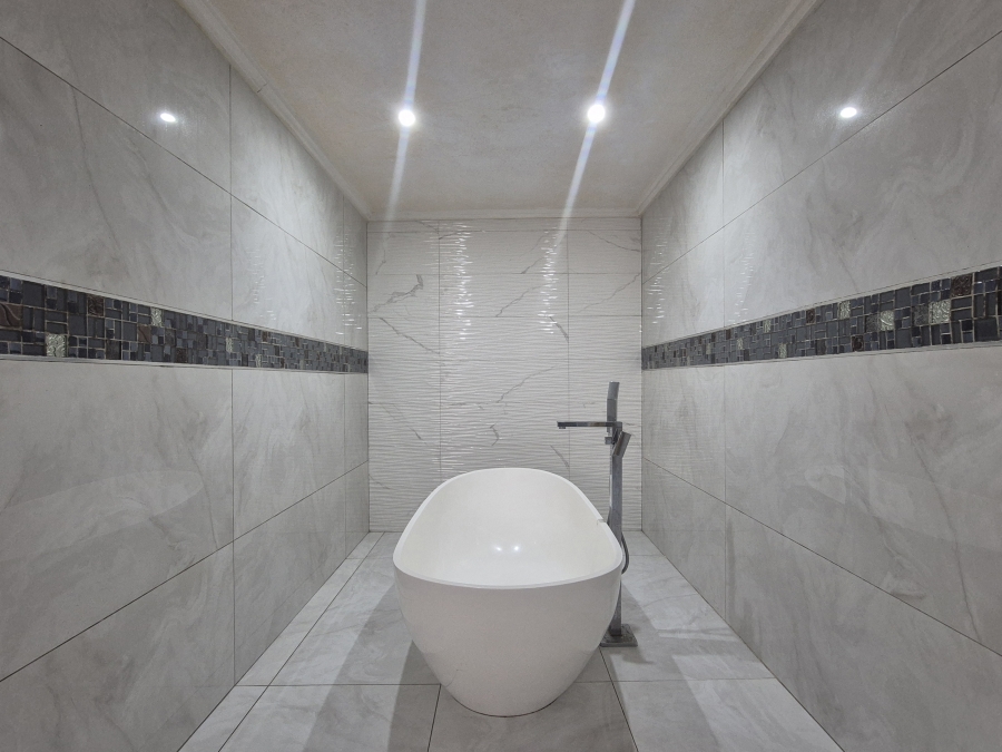 6 Bedroom Property for Sale in Tinley Manor KwaZulu-Natal