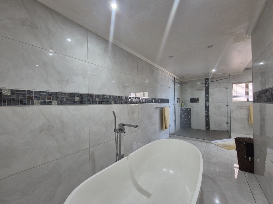 6 Bedroom Property for Sale in Tinley Manor KwaZulu-Natal